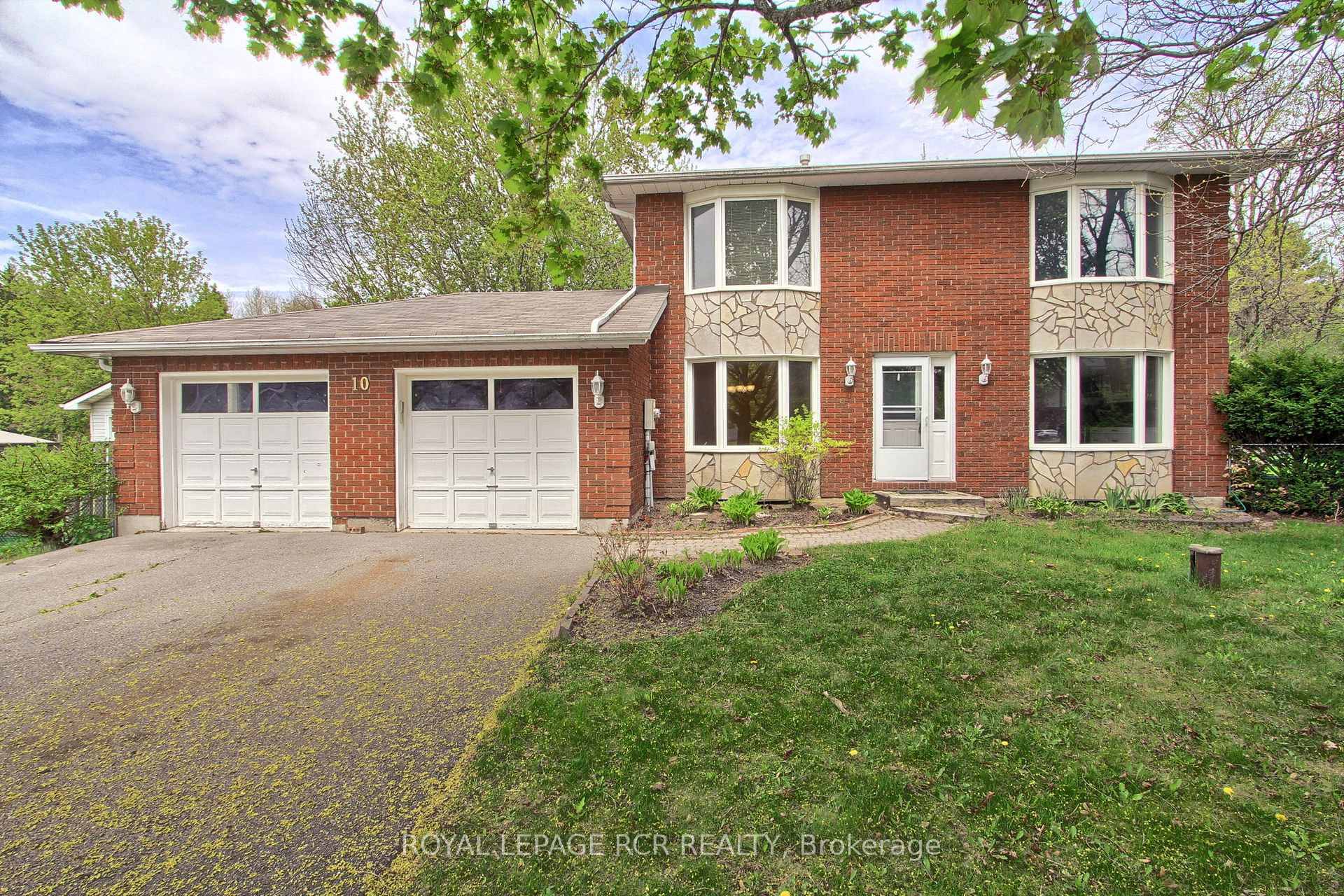 Located in East Gwillimbury offering a mix of rural charm and urban convenience.