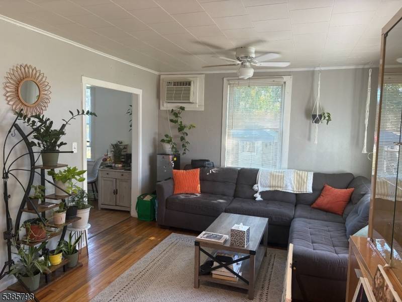 ATTACHED ONE FAMIILY. WELL MAINTAINED HOME OFFERING LARGE LIVING RM, WORK IN KITCHEN, 3 BEDROOMS BATH.
