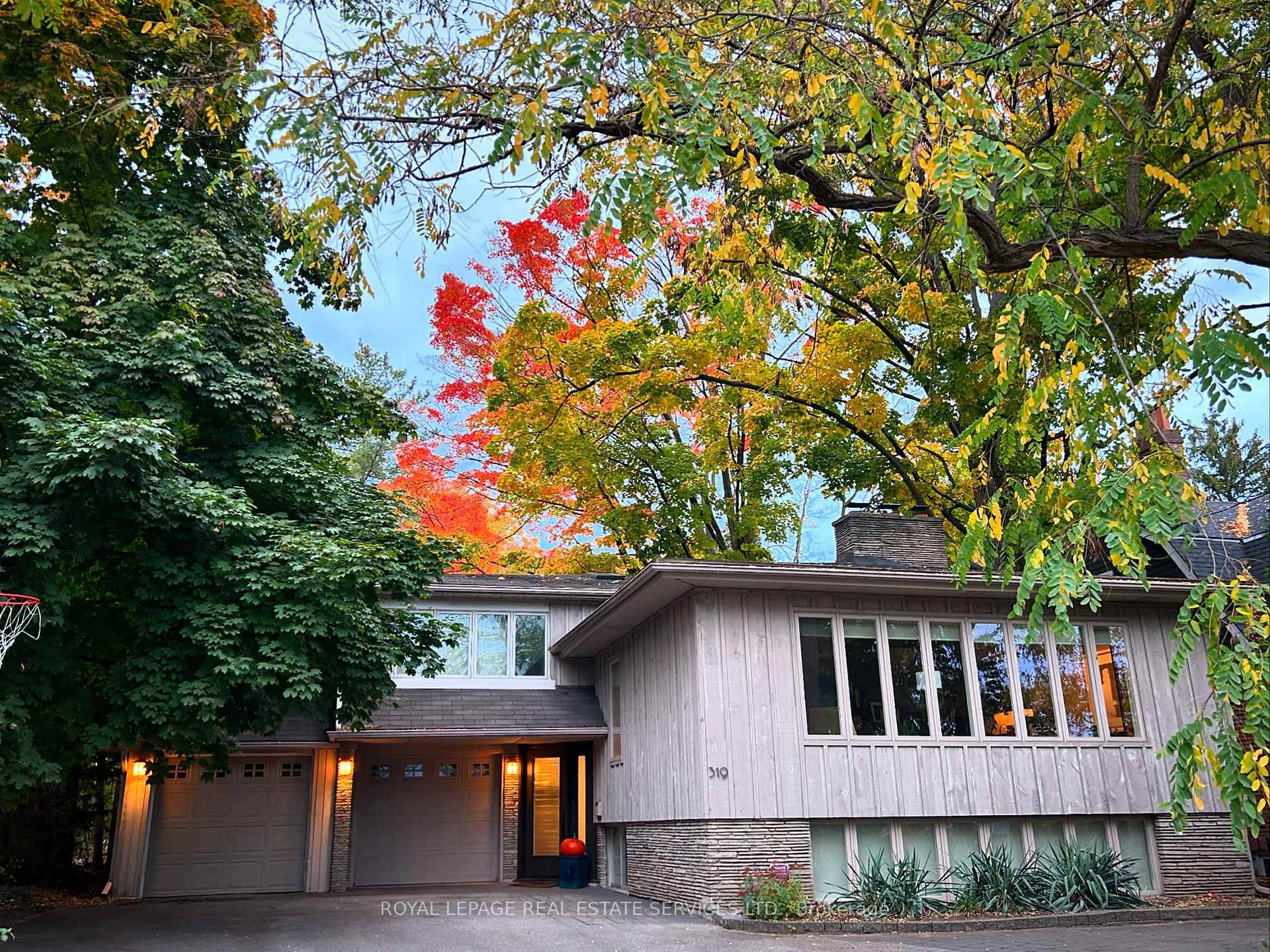 Prime Redevelopment Opportunity in the Heart of Old Oakville !