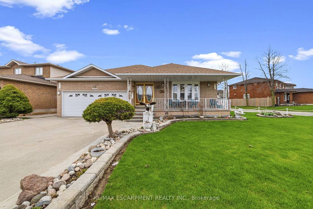 Custom built, one owner 3 bedroom bungalow in a prime Central Mountain location, directly across from a park.