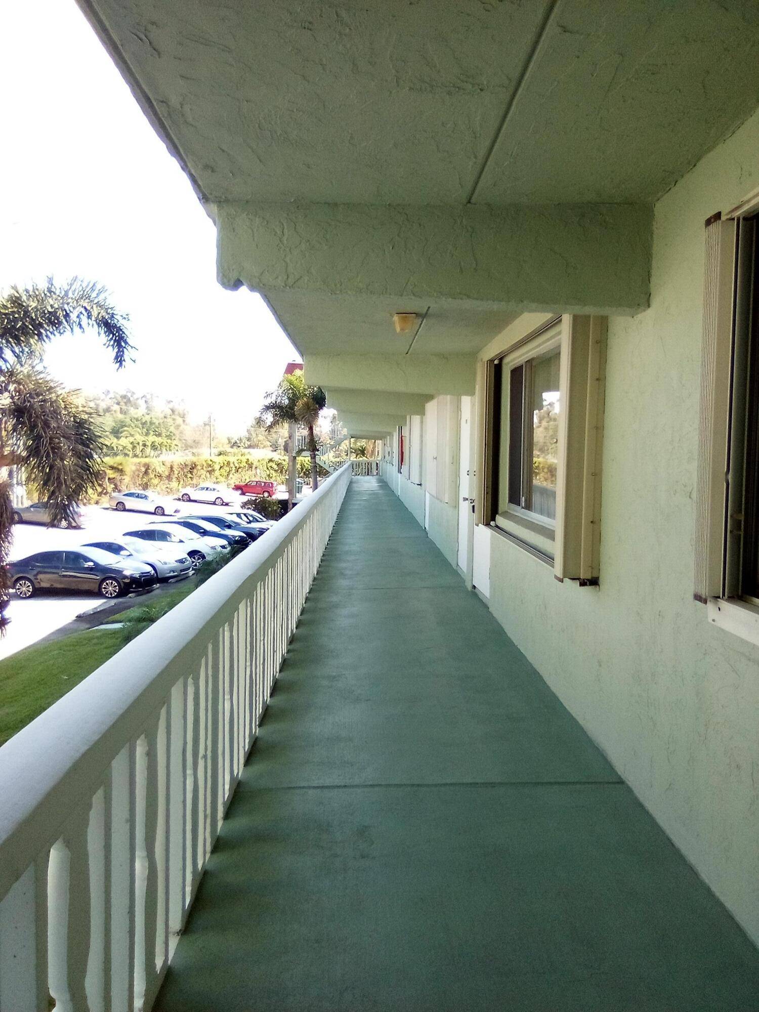 Lovely, peaceful unit with view on courtyard and mini golf area.