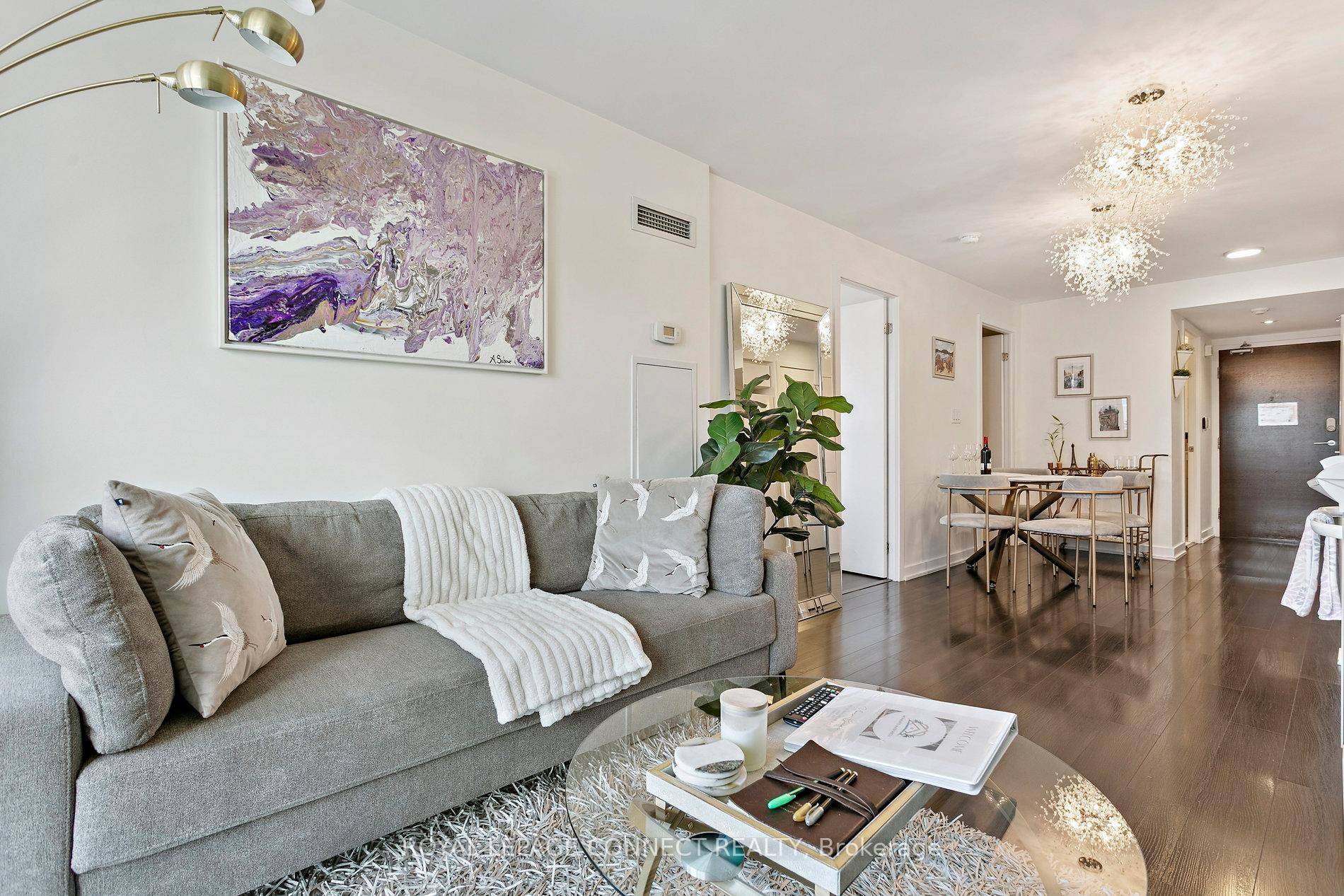 BRIGHT, MODERN DOWNTOWN LIVING PRIME LOCATION !