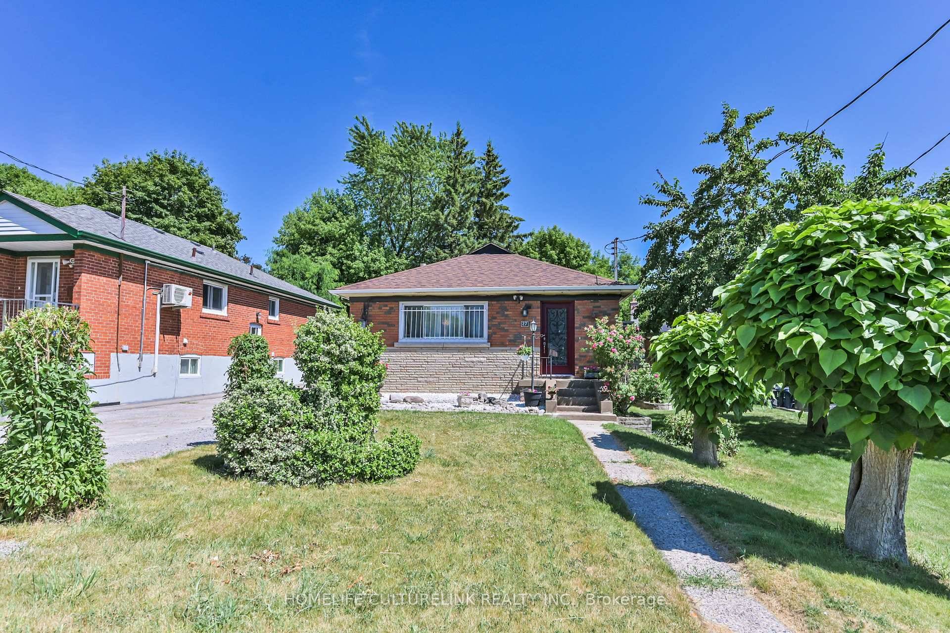 Bright amp ; Spacious 3 1 Bedroom Bungalow in the Heart of Bendale !