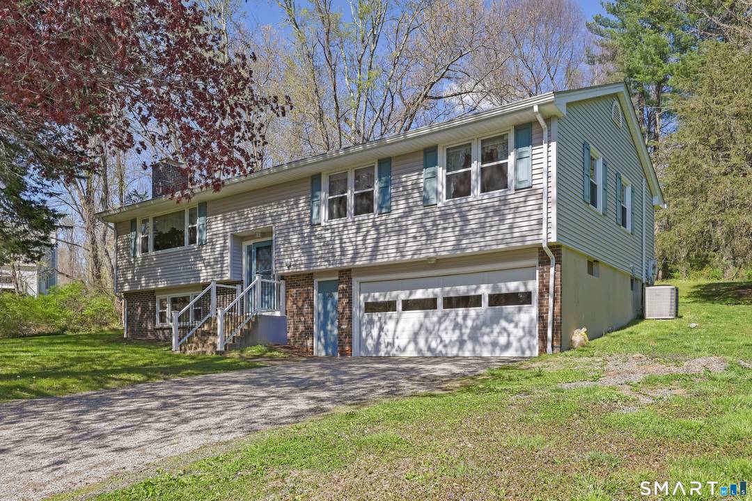 Welcome to 10 Fieldstone Ln in the Merryall section of New Milford.