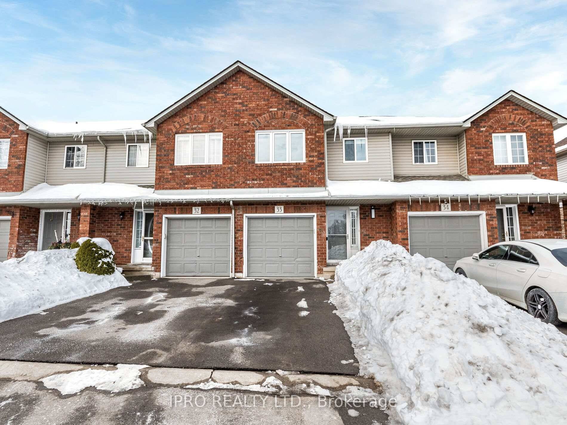 Move In Ready Townhome In Sought After Hamilton Mountain !