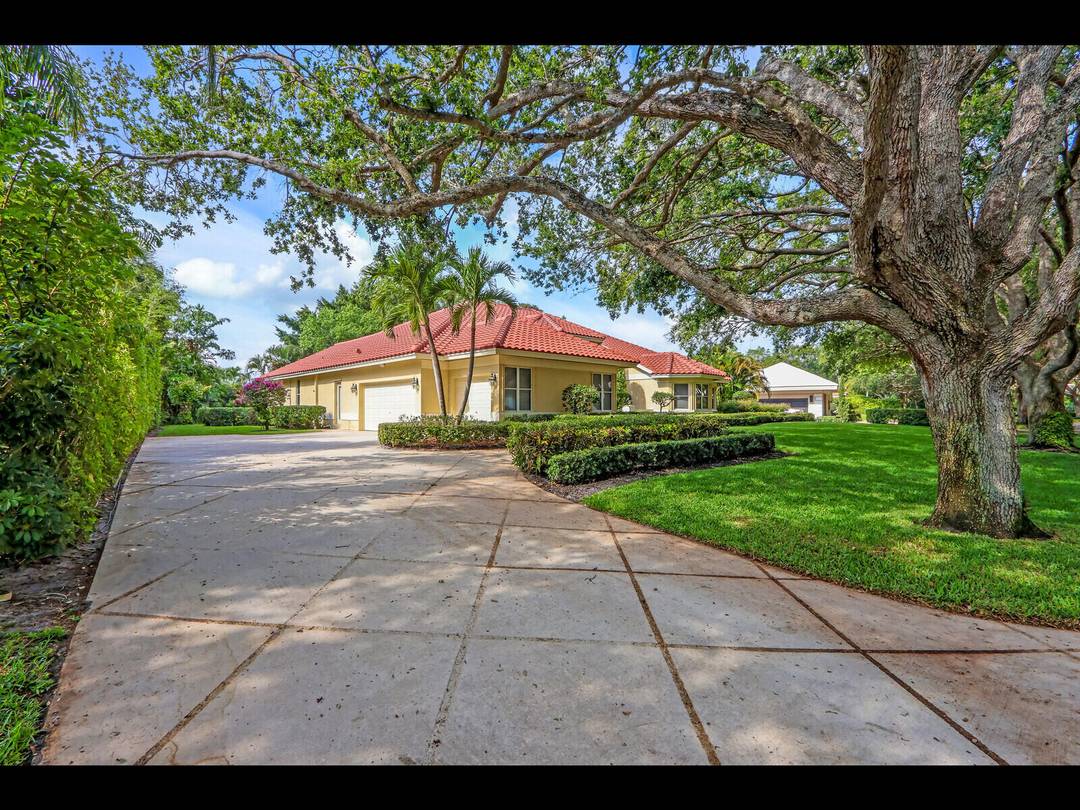 Welcome to this stunning 4 bed, 3.