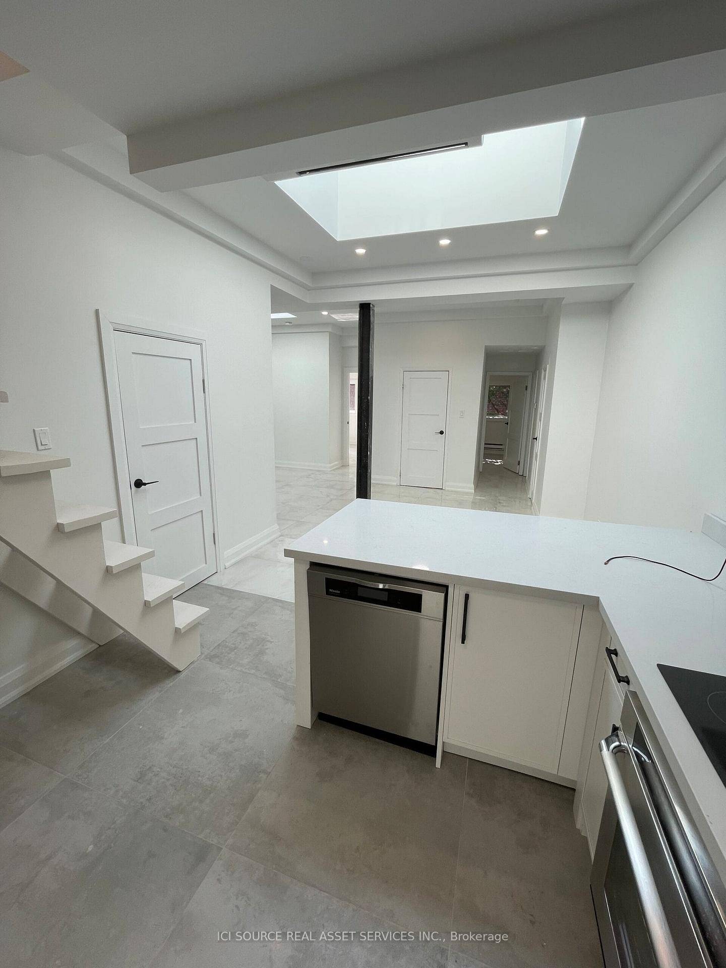 Sun filled Modern Toronto Loft with 3 bedrooms, 1.
