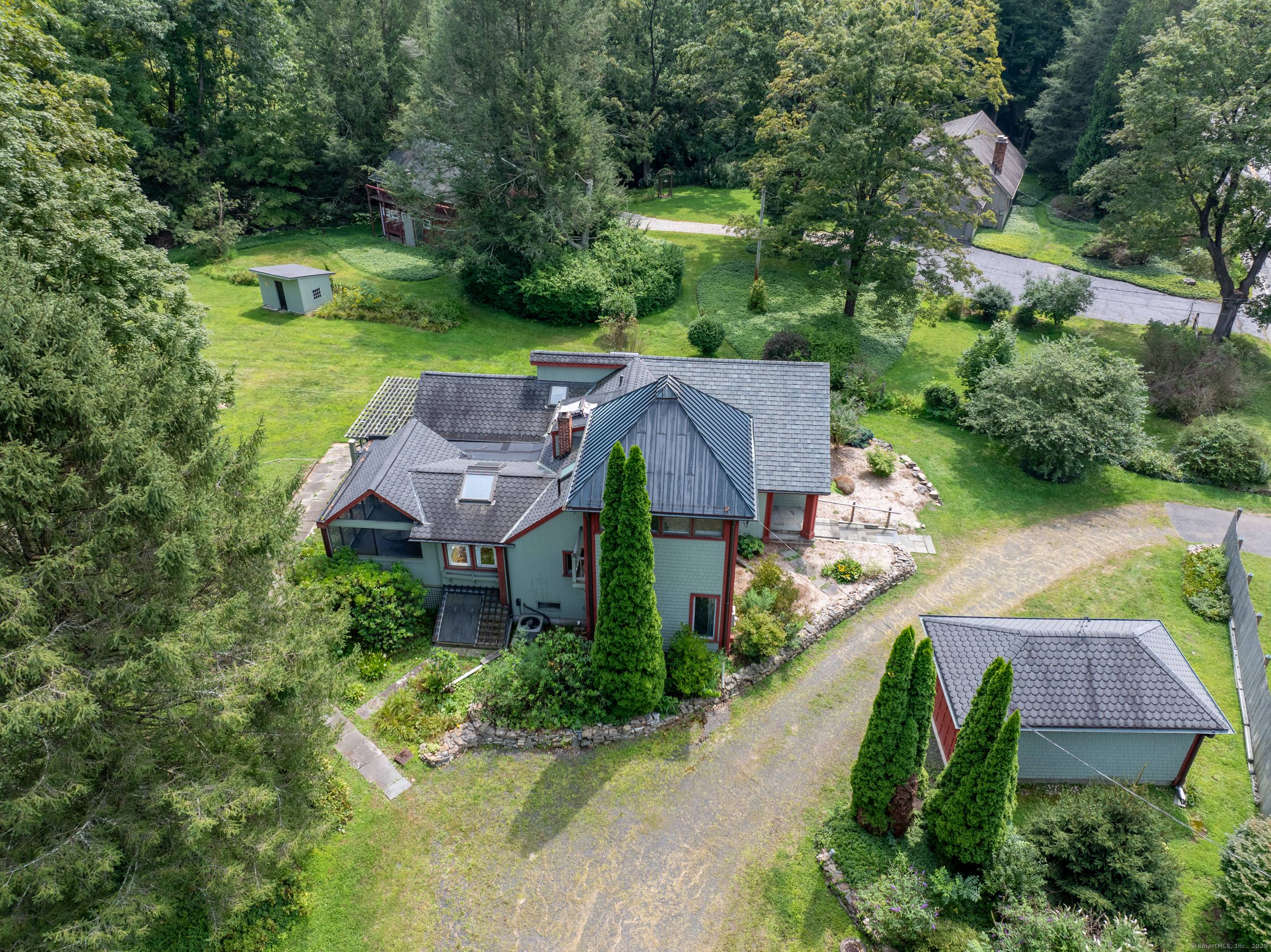 Welcome to Your Contemporary Retreat Surrounded by Nature !