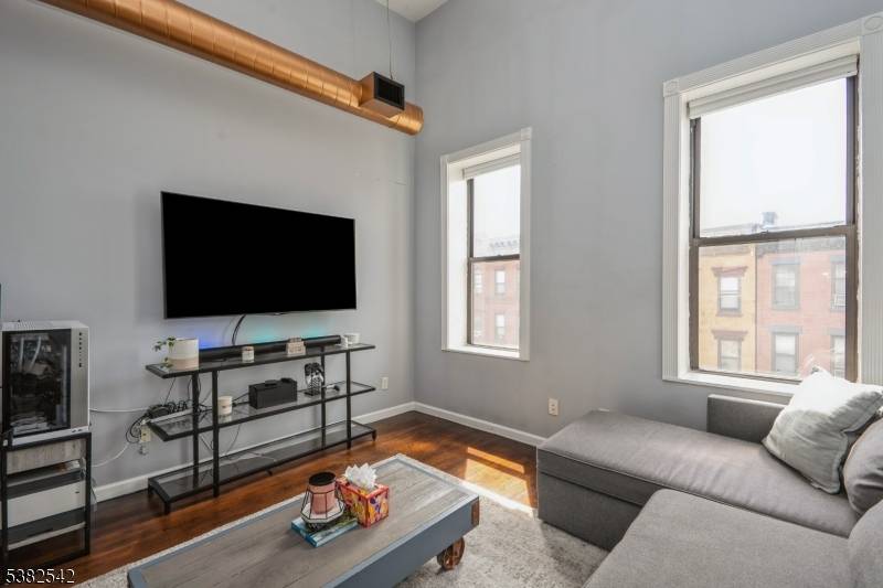 Top Floor One Bedroom with 14' Ceilings, NYC Views Prime Hoboken Location Welcome to 129 Willow Avenue, Apt 5R a bright and spacious top floor one bedroom in one of ...