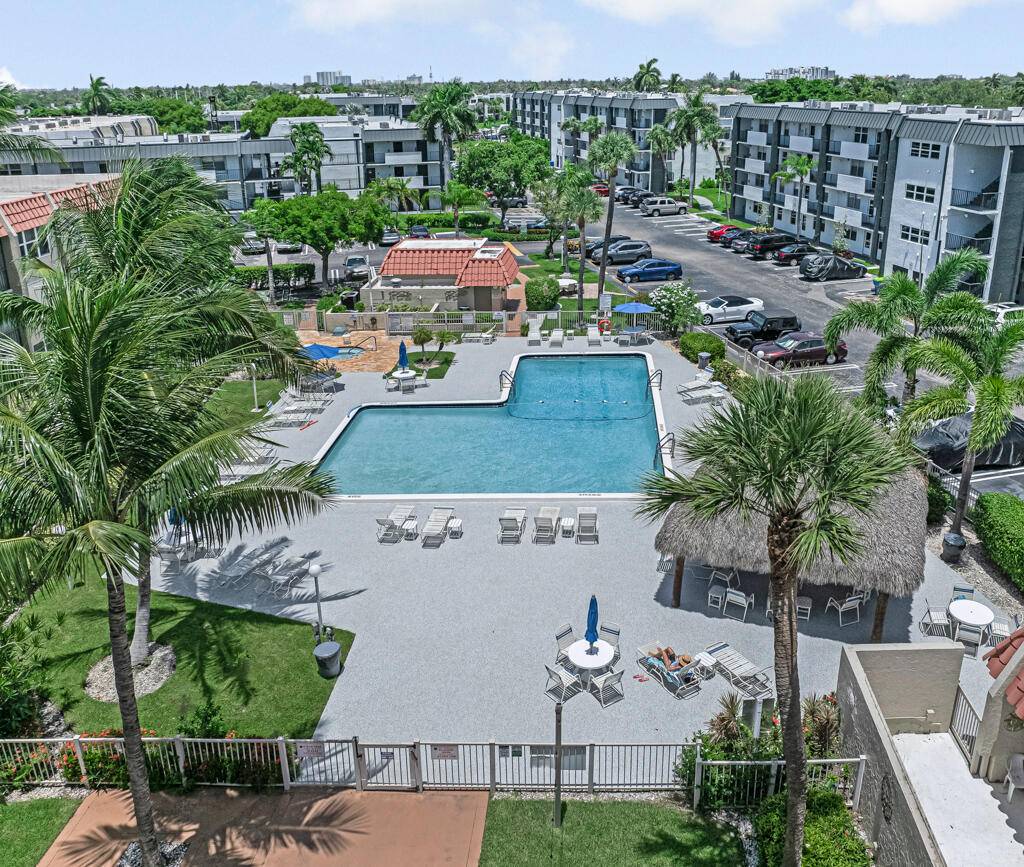 Cozy 1BR 1BA condo in the gated Island Club of Pompano Beach.