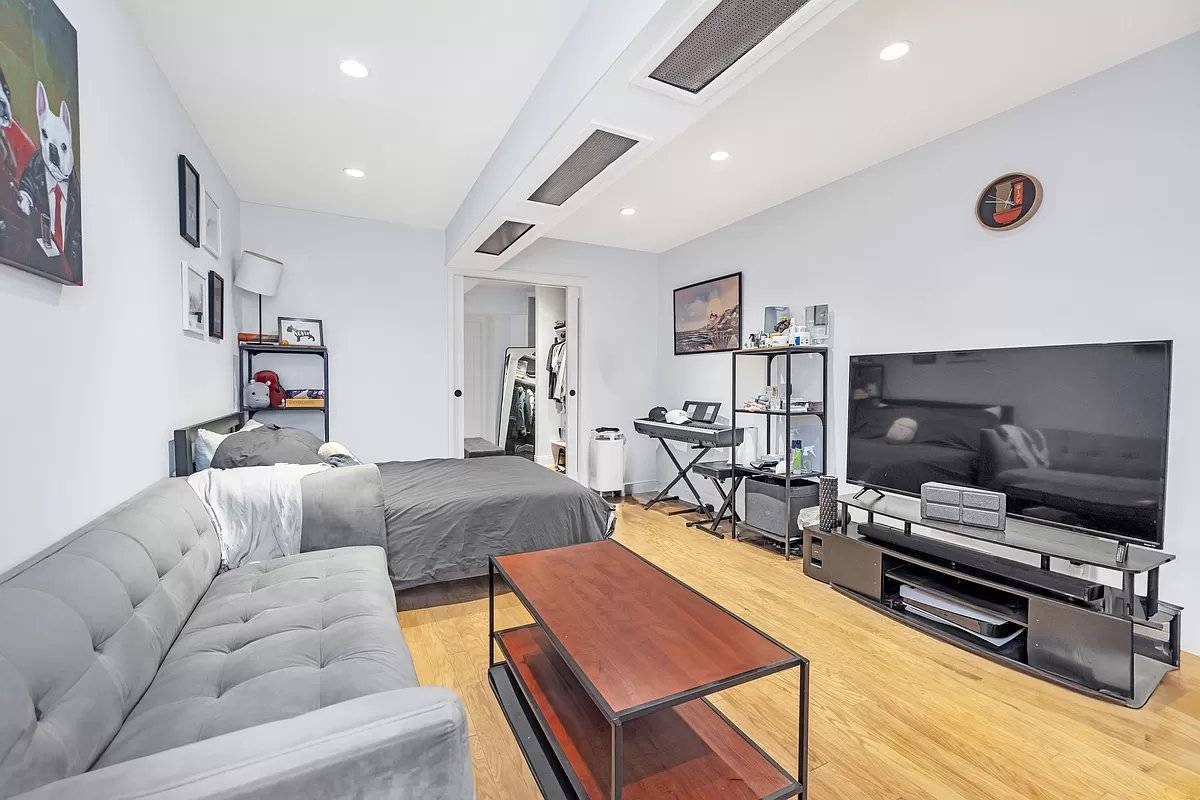 Spacious 3 Bedroom Duplex with Private Backyard in Cobble Hill !