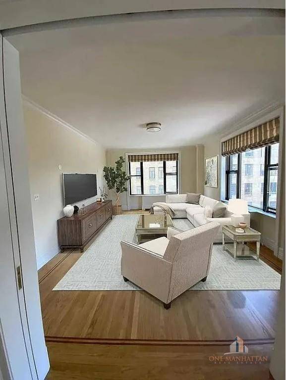 Elegant Renovated 4 Bedrooms 3.