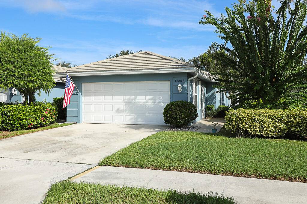 Beautiful 2 bedroom, 2 bath, 2 car garage, villa with a private POOL located in The Lakes at St Lucie West !
