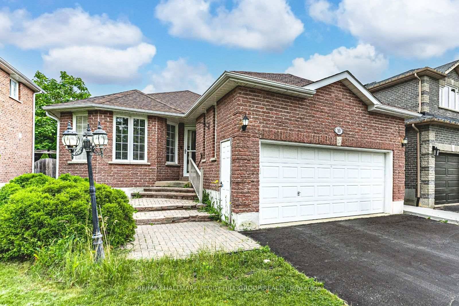 MODERN COMFORTS amp ; OVER 2, 200 SQ FT OF LIVING SPACE IN THE HEART OF SOUTH BARRIE !
