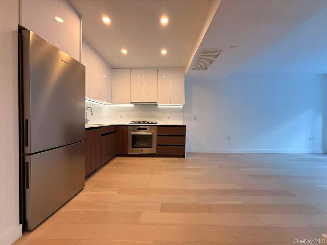 Move right into this beautifully designed residence at Northern Parc Condominium, located in the heart of Downtown Flushing.
