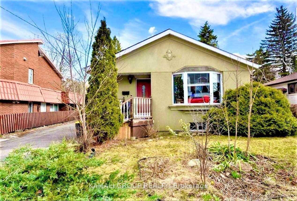 Bright And Spacious basement apartment In High Demand amp ; Family Oriented Neighbourhood, Aurora Highlands, Laminate Through Out.