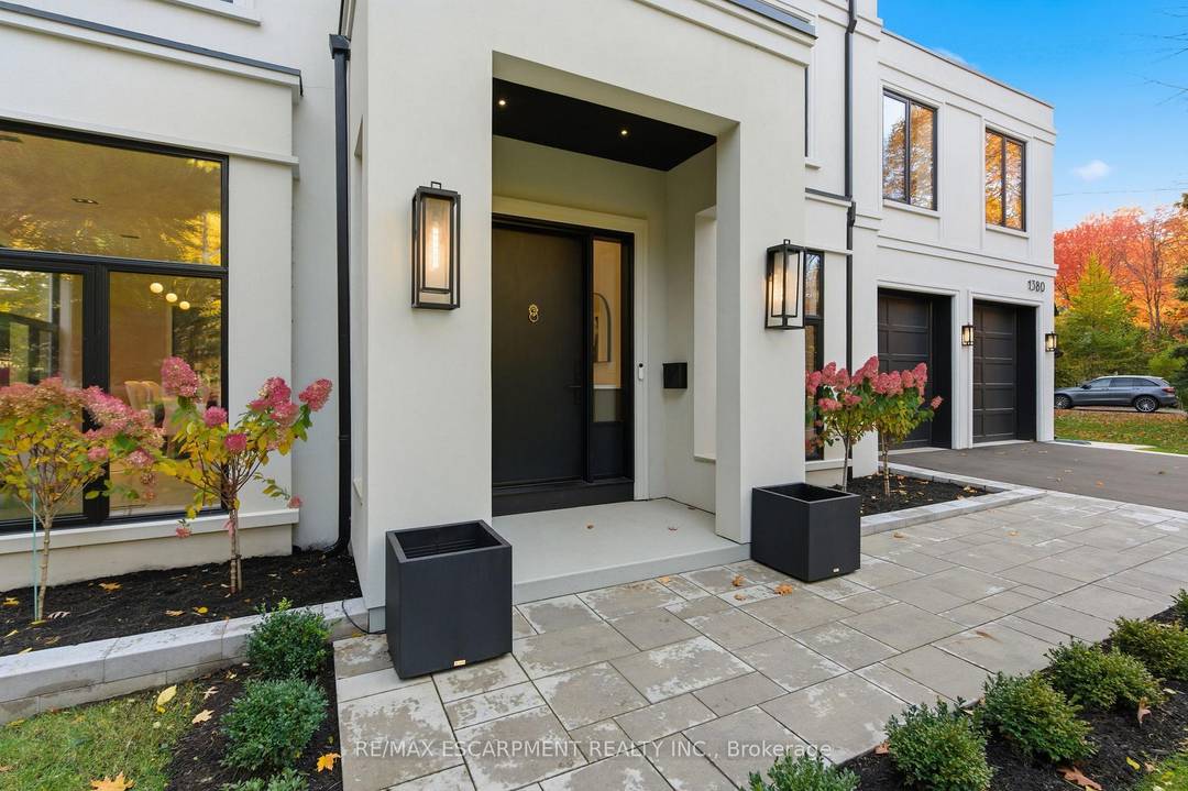 THIS LISTING IS LOCATED IN THE AREA OF THE 1 ELEMENTARY SCHOOL IN ALL OF ONTARIO as per the most recent Fraser Report An exceptional custom built estate, this stunning ...