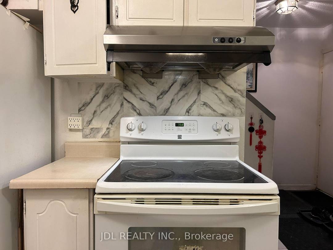 Very bright ! Close to all amenities.