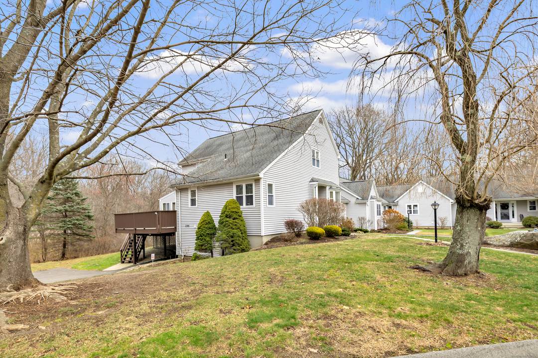 Fabulous 2 bdrm townhouse in the best run complex, Aspetuck Village.