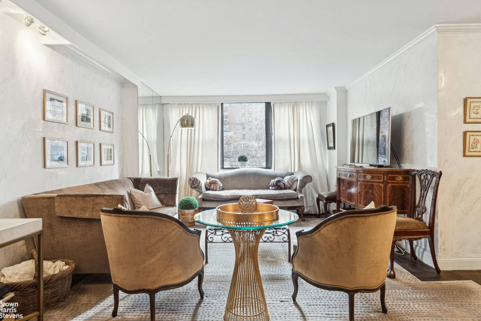Stunning large one bedroom apartment with a 29 long living room Dinning room, located on the prestigious Beekman Place, offering a perfect blend of luxury and convenience.