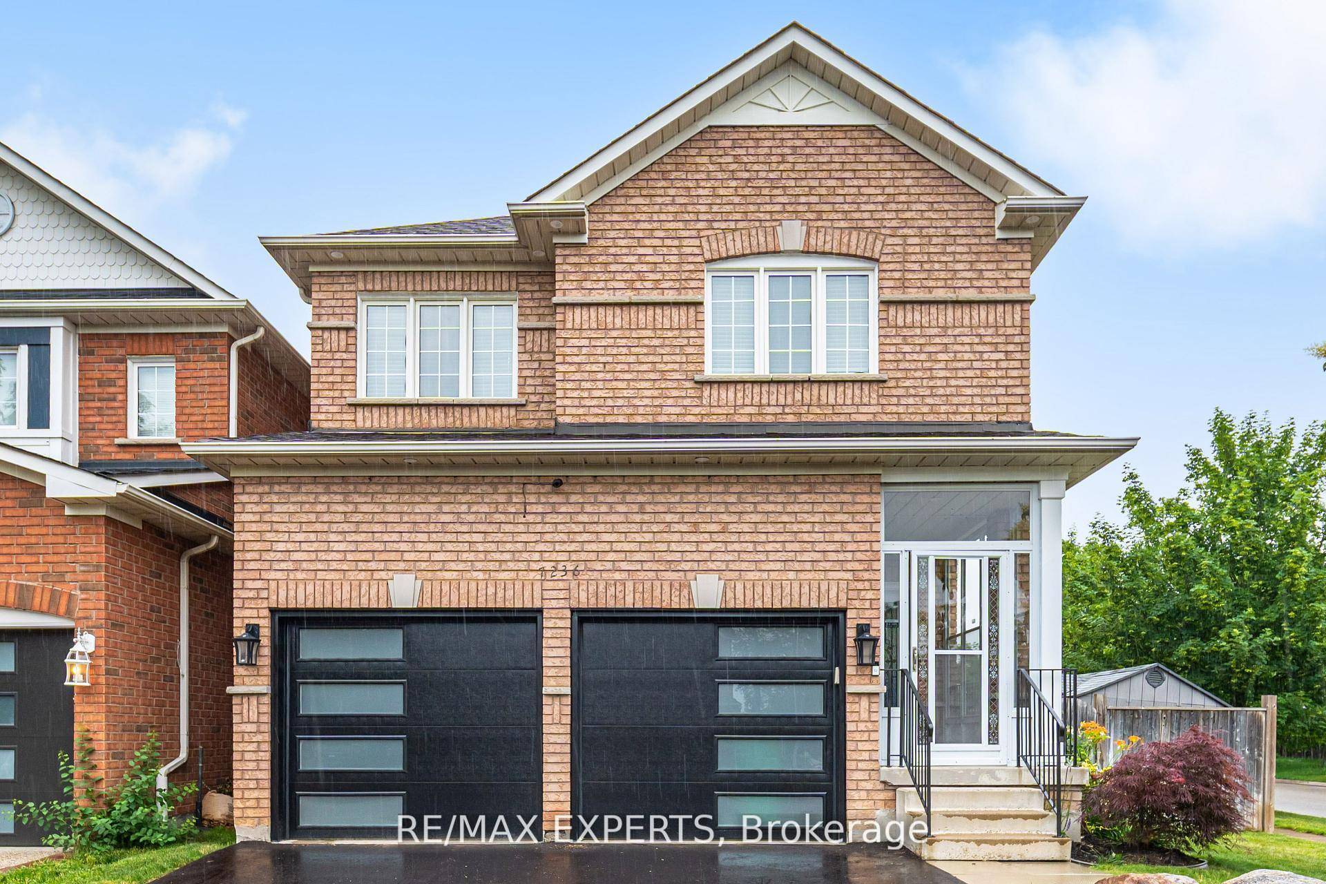 Stunning Fully Upgraded Corner Lot in Sought After Meadowvale Village !