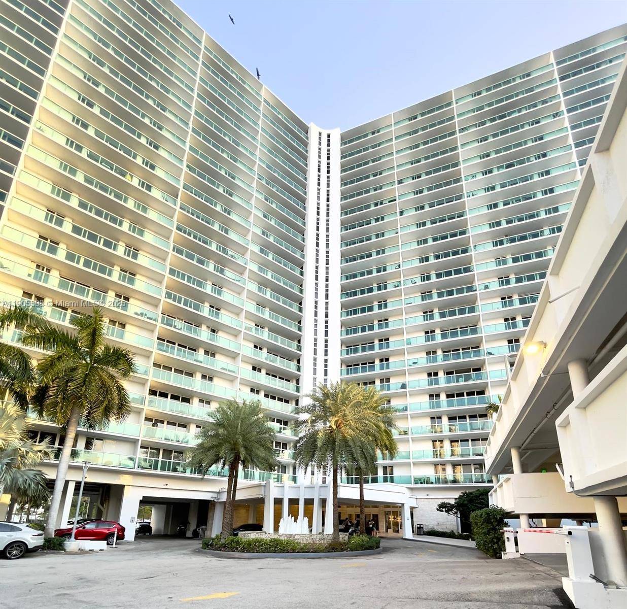 Stunning Condo in Arlen House East Across from the Beach !
