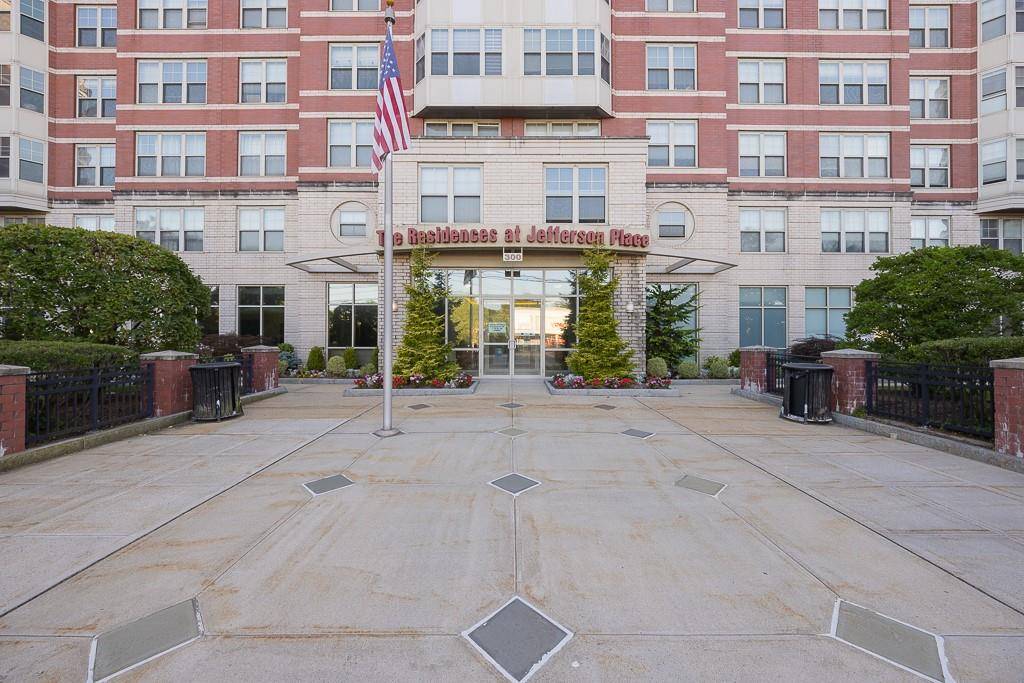Welcome to this sun drenched, luxury 1 bedroom end unit in the heart of White Plains !