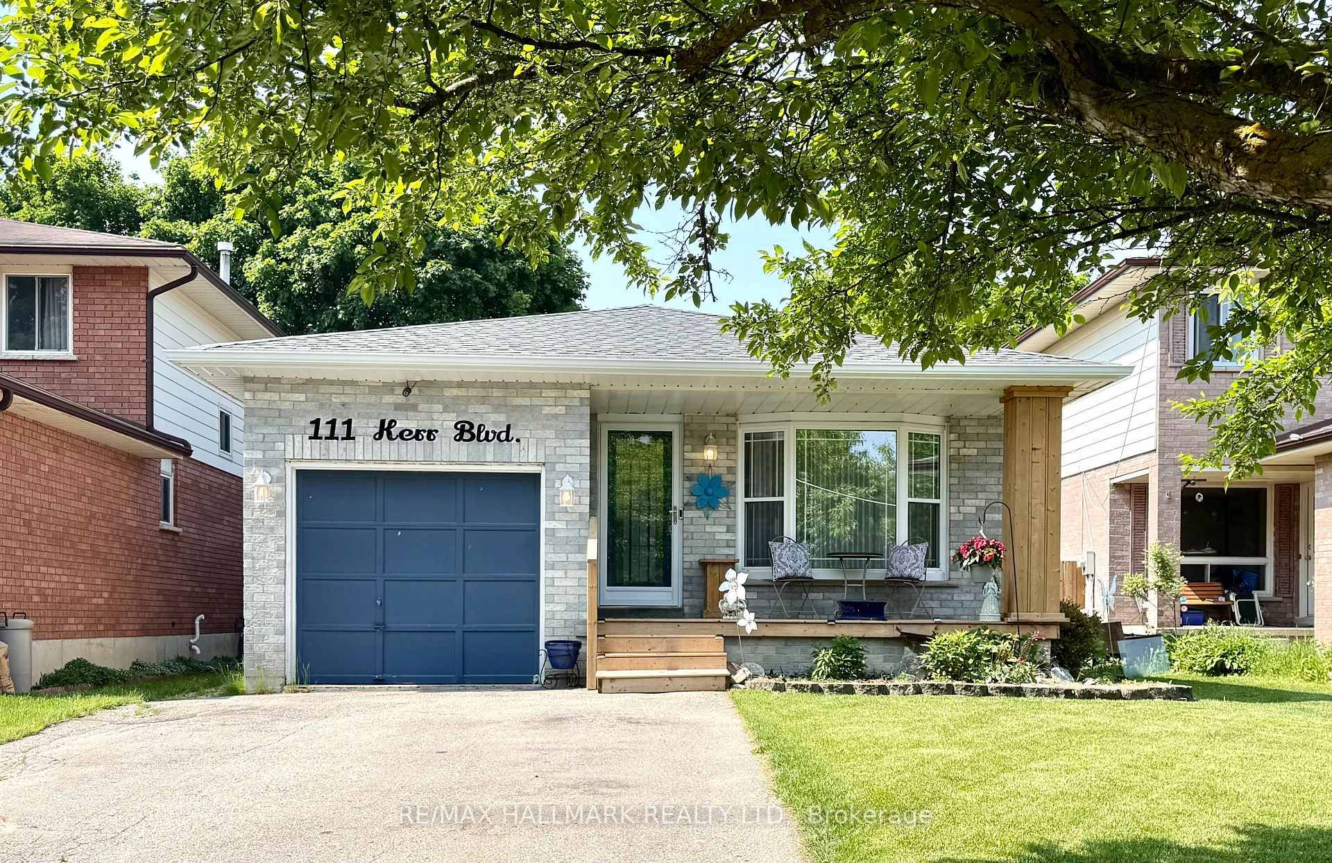 Welcome home to this beautiful, bright amp ; spacious all brick bungalow with HEATED SALTWATER POOL in one of Alliston's most friendly and sought after neighborhoods !