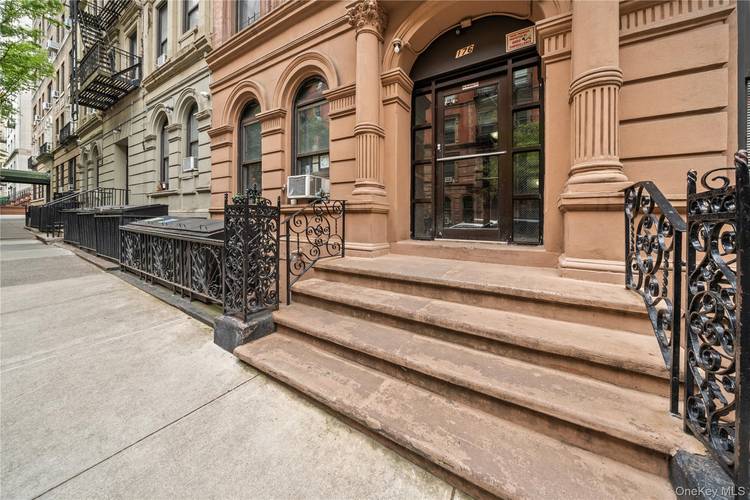 SPACIOUS 4BD 1BTH Located in the Upper West Side 3rd floor walk up no elevator Clean amp ; well organized building Close to local transportation Near restaurants, shops amp ; ...