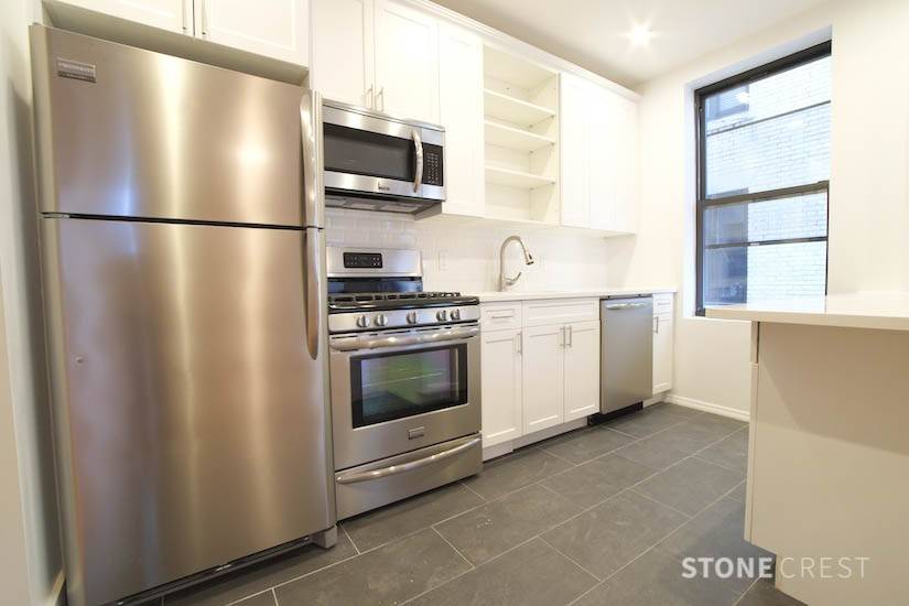 Spacious 4 Bedroom Apartment Directly On Riverside ParkLocated on Riverside Park, this 4 bedroom apartment blends classic pre war elegance with modern floorplan with many upgrades.