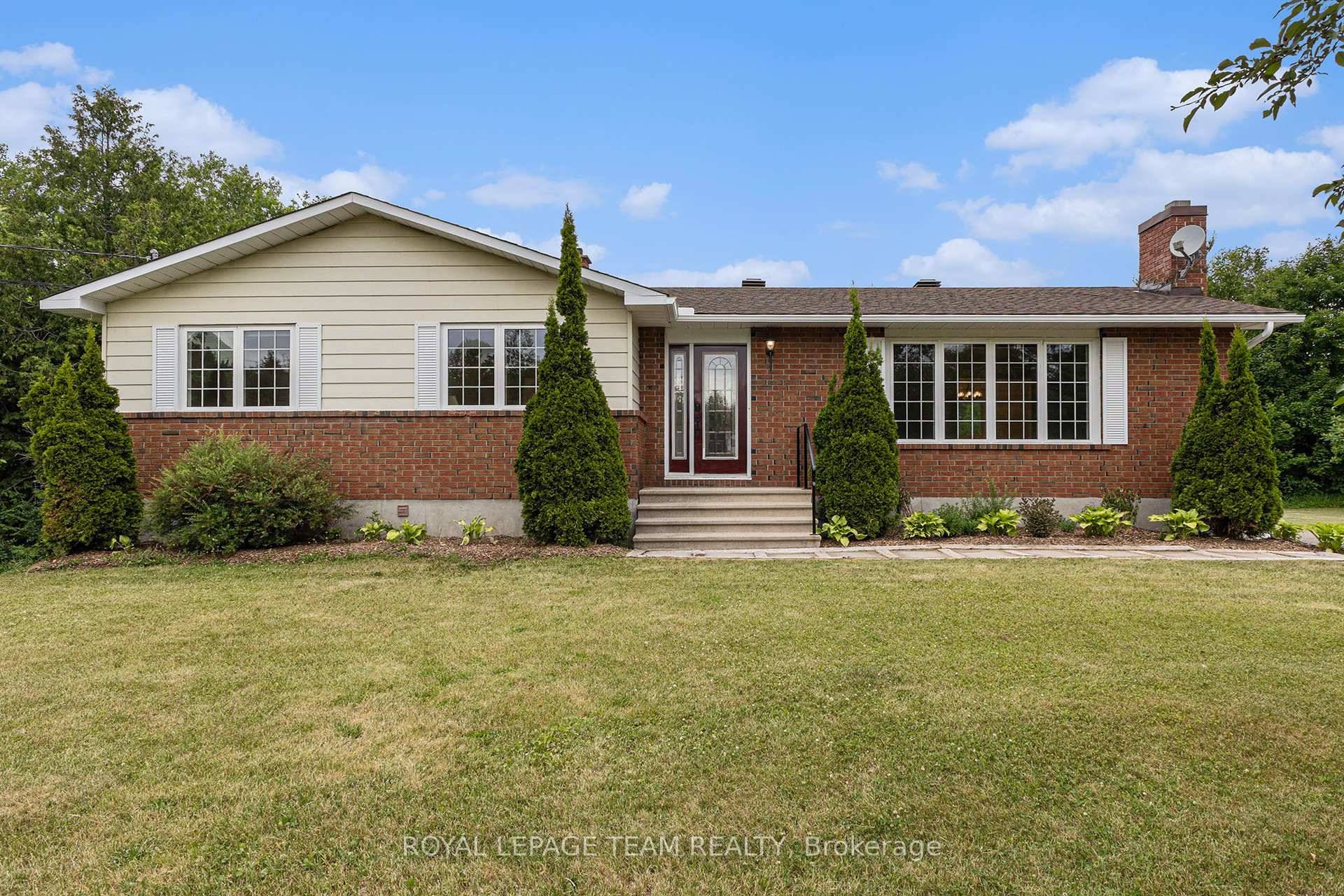 Discover the perfect blend of country charm and modern convenience at this exceptional 3 1 bedroom bungalow, ideally situated on nearly two sprawling acres in the tranquil Dochart Estates.
