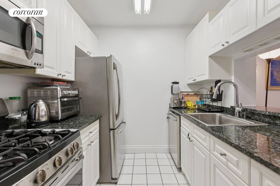 South Facing One Bedroom with In Unit Washer Dryer in a Full Service Condo Building on The Upper East Side !