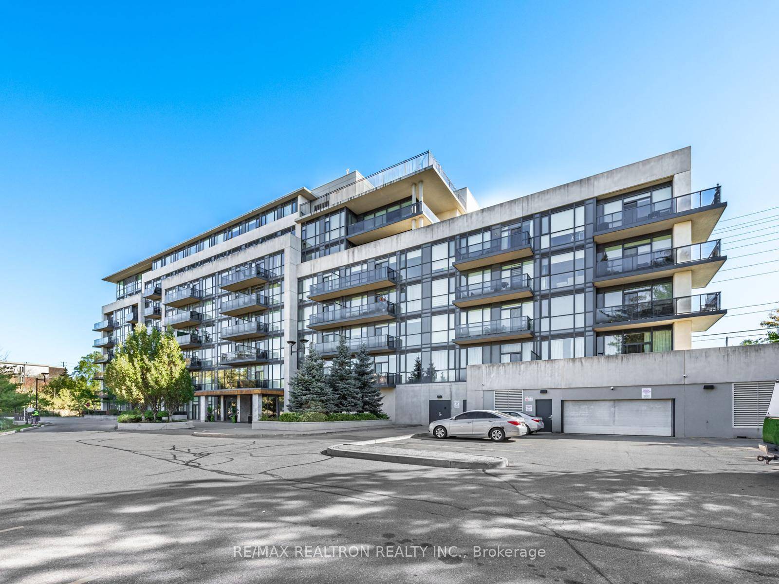 Stunning South Facing Top Floor 1 Bedroom, 2 Bathroom Suite at Sought After Vista Parc Condos !