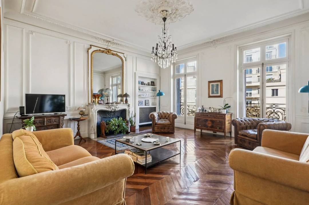 Prestige apartment with balcony and open views - Paris 8