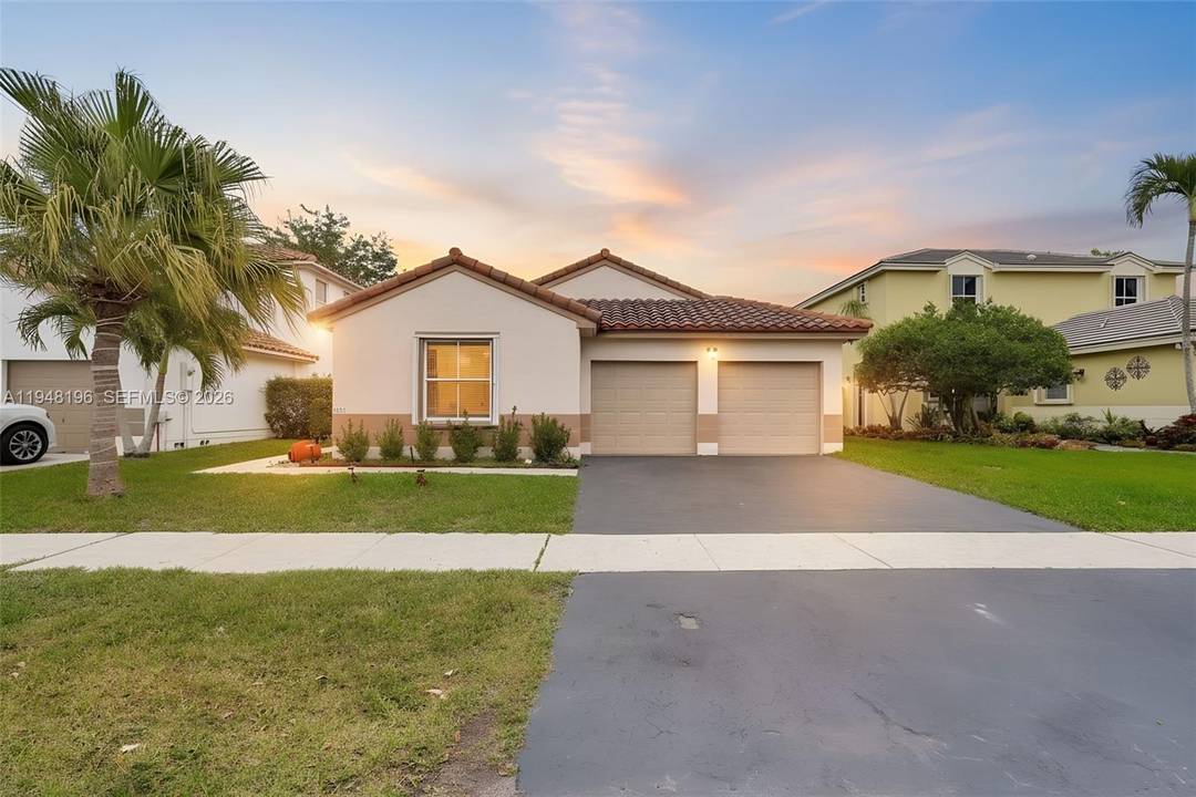 Beautifully Upgraded Home in Sought After Chapel Trail, Pembroke Pines Welcome to this stunning, move in ready home located in the highly desirable Chapel Trail community of Pembroke Pines.