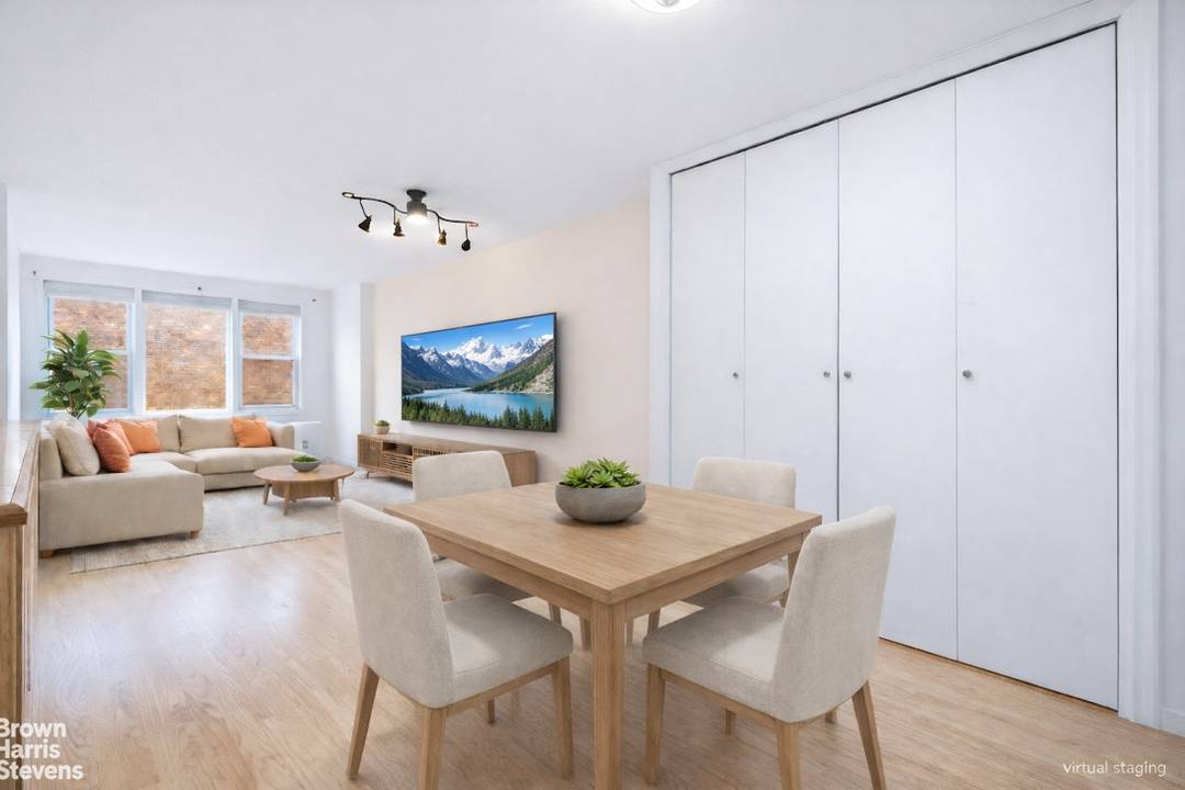 Welcome to this Bright Junior 4 one bedroom with a home office in a full service doorman building, offering excellent value in an ultra convenient location.