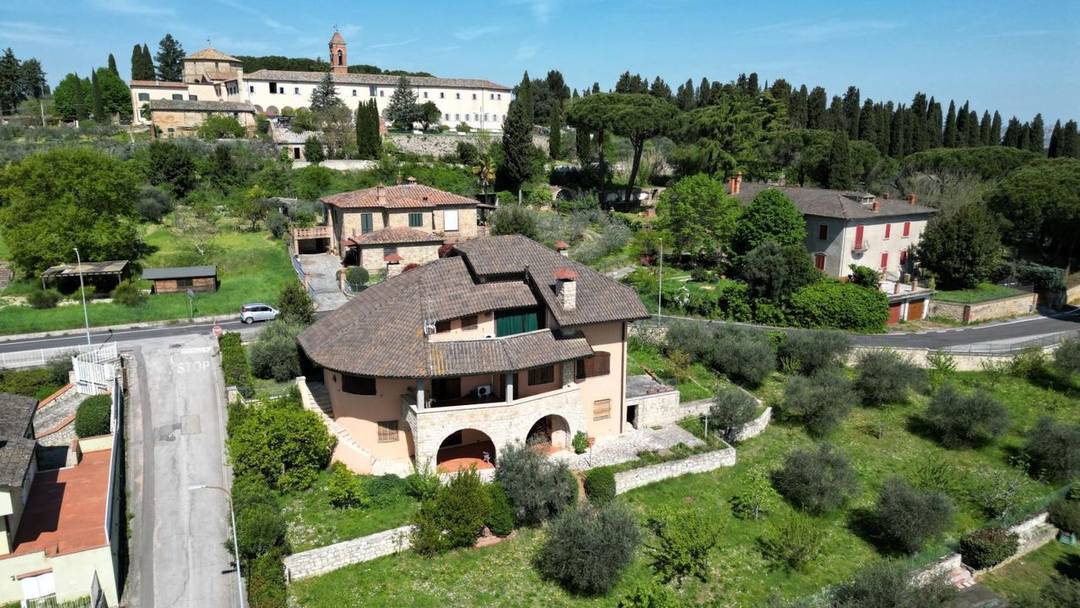 In a commanding and panoramic position, with open and evocative views of the Tuscan countryside, we offer for sale this elegant villa in Sinalunga, a residence that combines comfort, privacy ...
