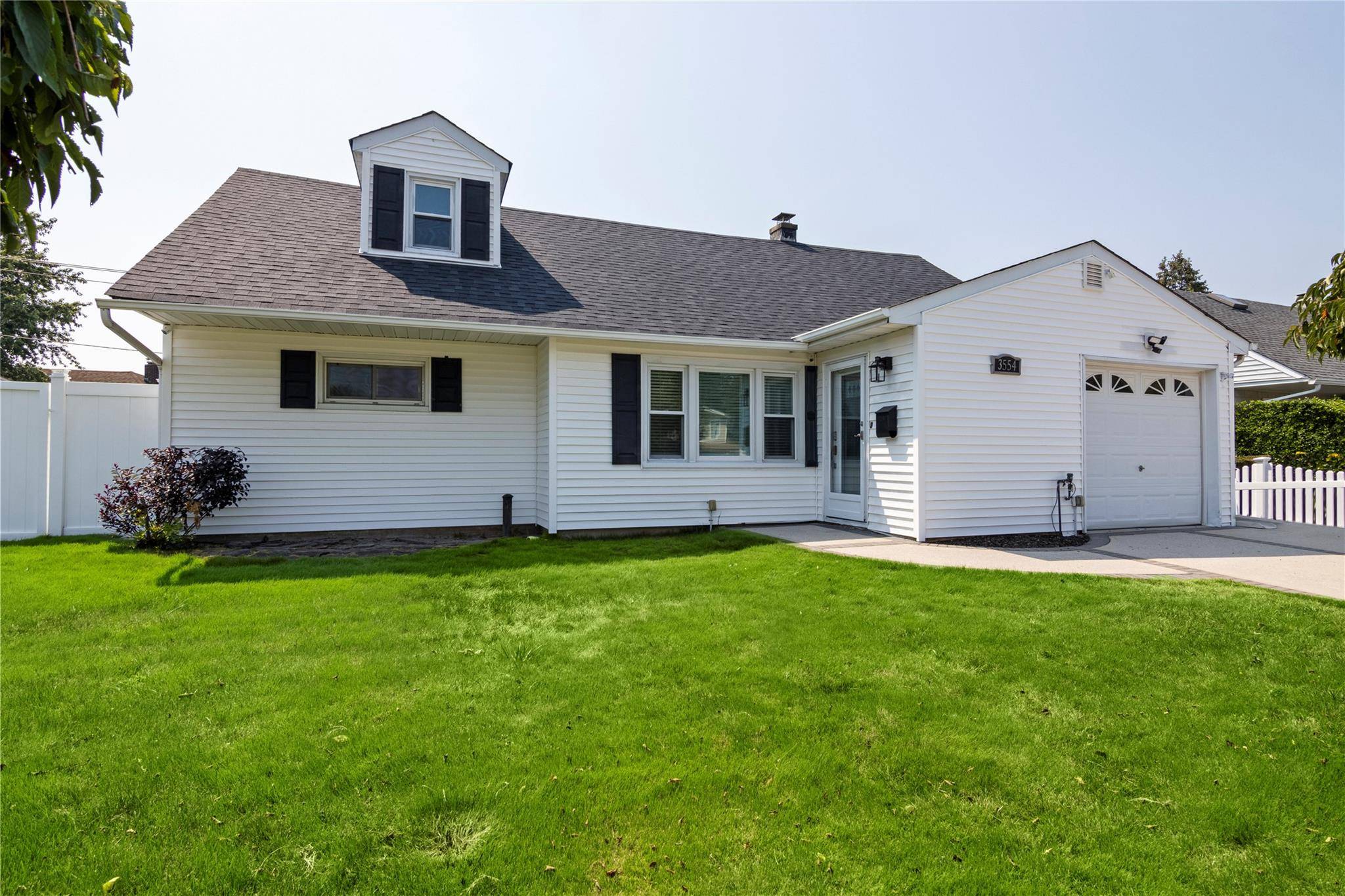 Welcome to this spacious and updated expanded Cape boasting 4 generously sized bedrooms and 2 fully tiled bathrooms.