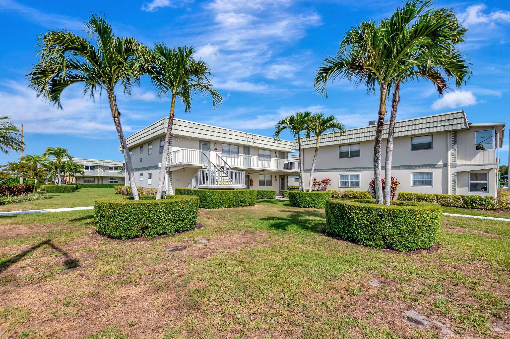 Charming 2 Bed, 2 Bath Condo in Kings Point Golf Community !