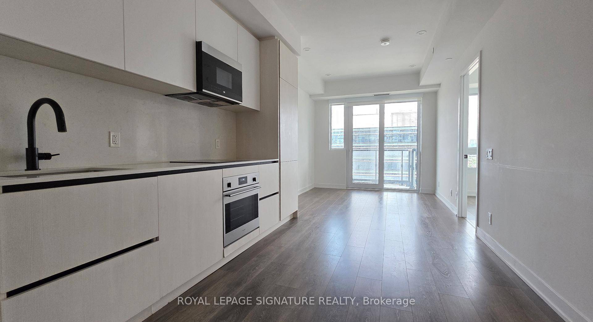 Stunning 2 bed, 2 bath condo with a locker included in the heart of downtown Toronto !