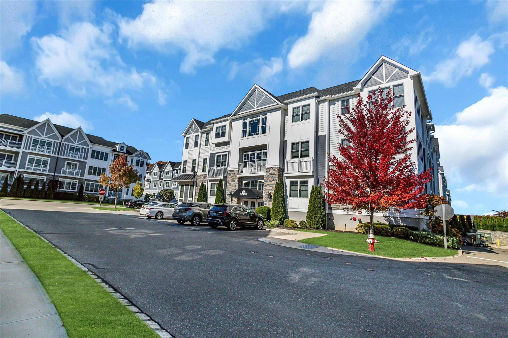 Luxury Country Club living at its finest in a 24 hr gated community at COUNTRY POINTE PLAINVIEW.