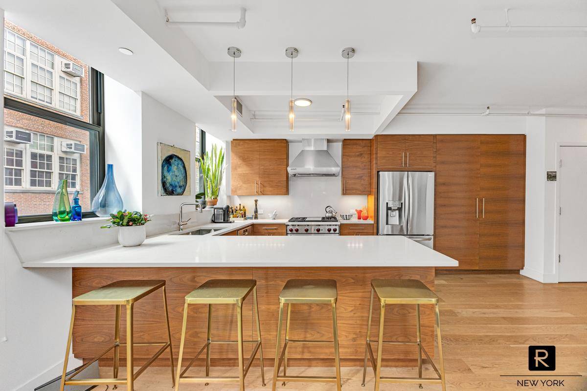 ICONIC HISTORIC LOCATION LITTLE ITALY NOLITA SOHO CHINATOWN RARE SUPER QUIET AND BRIGHT PRIVATE OUTDOOR ROOF SPACE LOW MONTHLY BRAND NEW AC SYSTEM DOORMAN from 8 AM until 8 PM ...