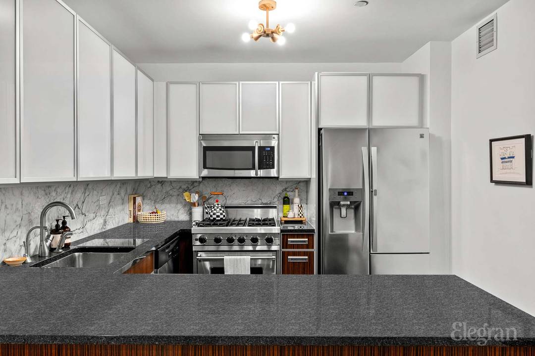 Modern Flex 2BR 2BA OFFERED WITH LEASE AND TENANT IN PLACE Welcome to this oversized Chelsea House condominium, currently configured as a flex 2 bedroom, 2 bathroom with additional space ...