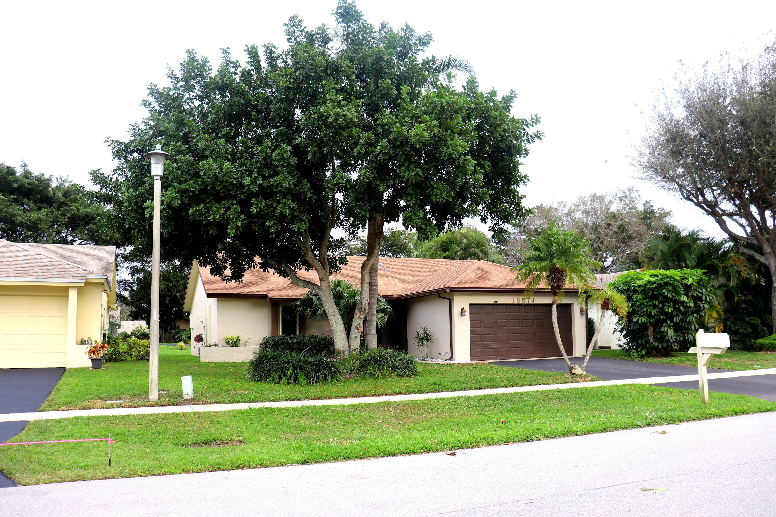 Beautifully Updated 2BR 2BA CBS home w over 1, 600 Liv Sqft in highly desirable 55 Community of Greenbriar in Boca Chase !