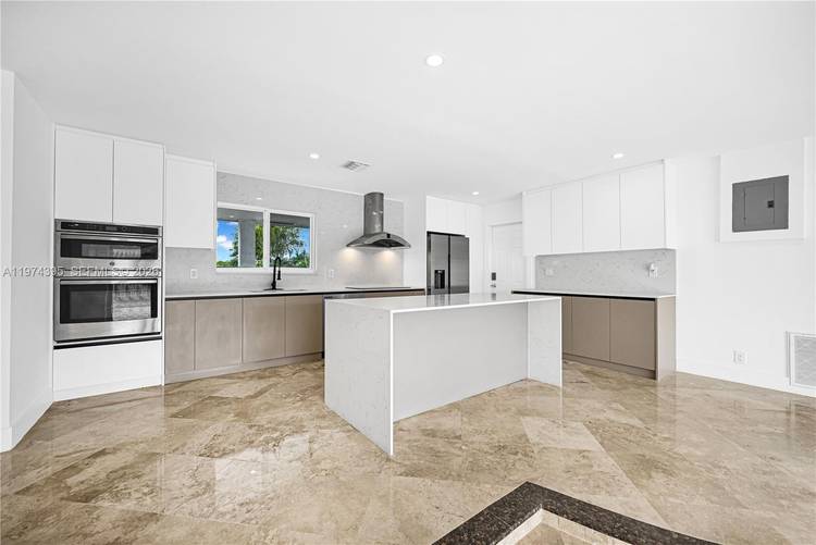 GREAT LOCATION ! ! 3 bed, 3 full baths, close to the ocean.