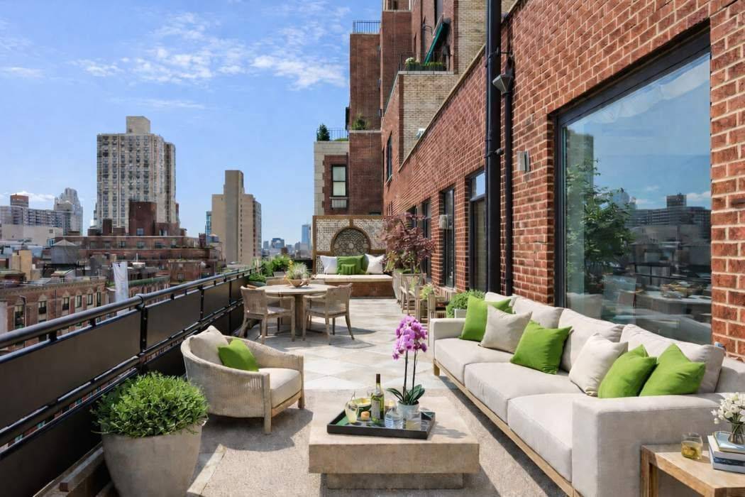 Terraced Penthouse on Park Avenue with Endless Views This distinguished and masterfully renovated 3 bedroom, 3.