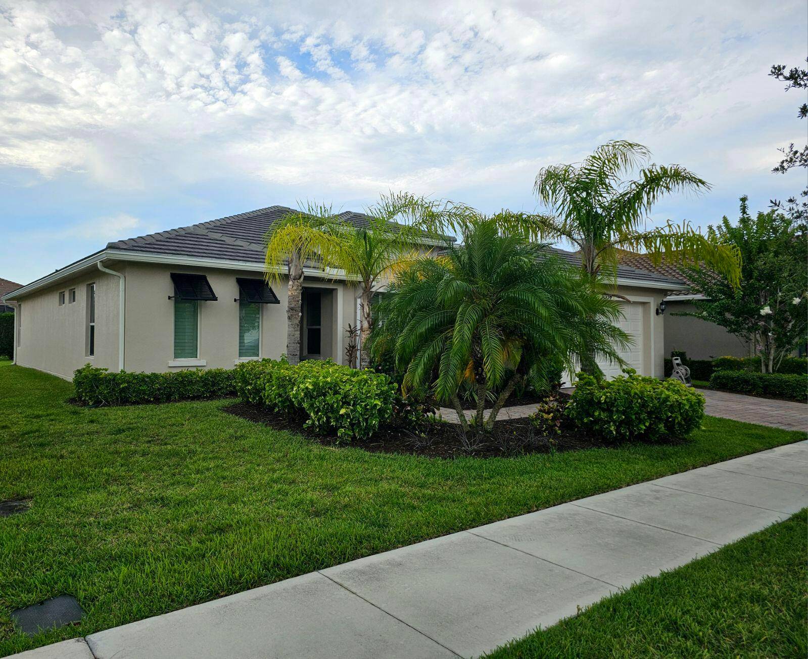 LARGE, SPACIOUS HOME IN A BEAUTIFUL DEVELOPMENT !