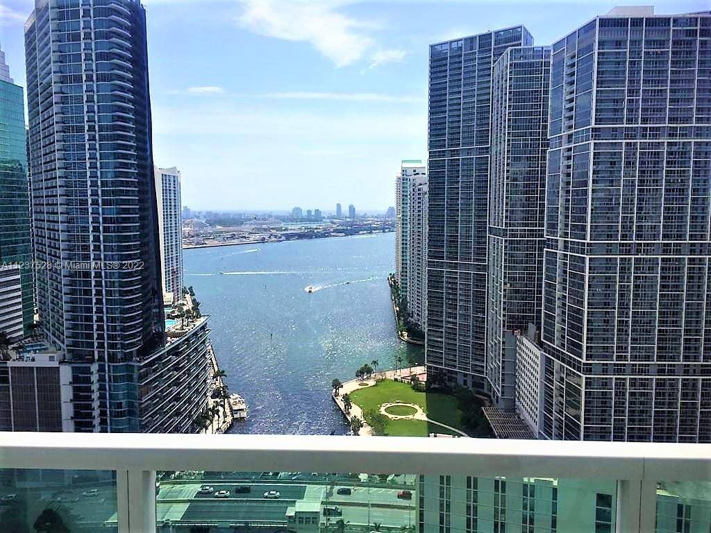 Amazing and spacious corner apartment 3 bedrooms 2.
