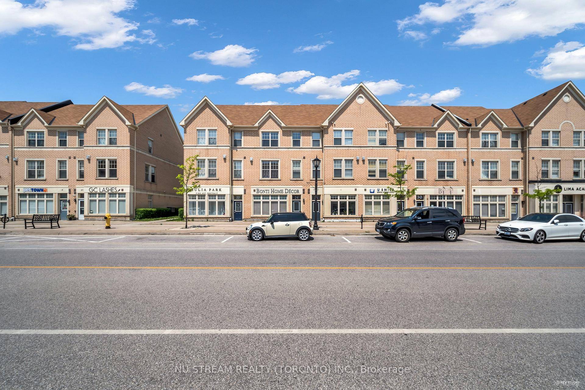 Well Maintained amp ; Clean 3 Bedrooms Townhouse In The Heart Of Cathedral Town.