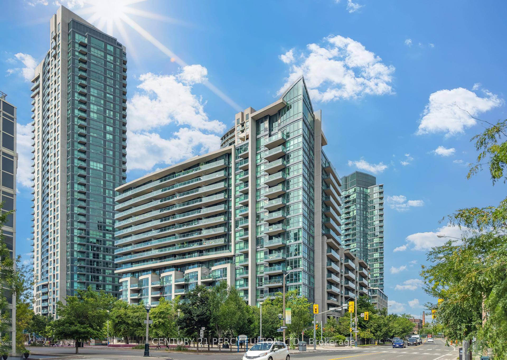 PENTHOUSE LAKE VIEW CN TOWER, SKYLINE VIEW Welcome to Unit 1663 at 209 Fort York Blvd a bright and modern 2 bedroom, 1 bathroom corner suite in the desirable Neptune ...